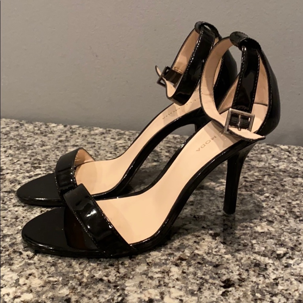 Pelle moda black patent ankle strap heels 7.5